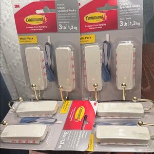 NEW…Command Damage-Free Medium 2 Hooks and 4 Strips Holds 3lbs…8 Hooks in total